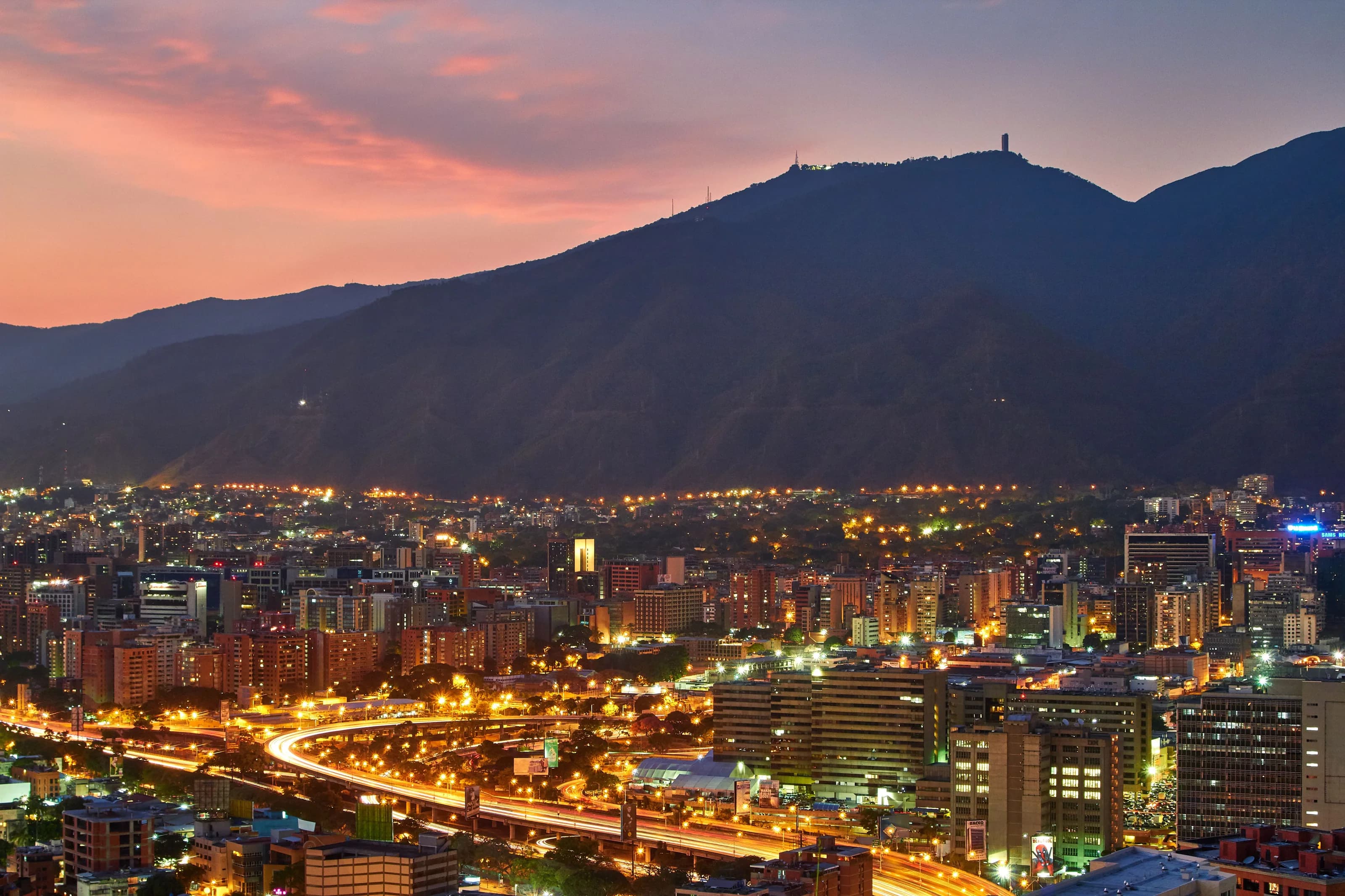 Caracas de noche con el Ávila al fondo